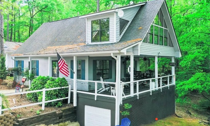 Iuka Cabin | Bright Aqua Yacht Harbor Pickwick Lake Lakeview Home Boat Garage Sleeps 10+