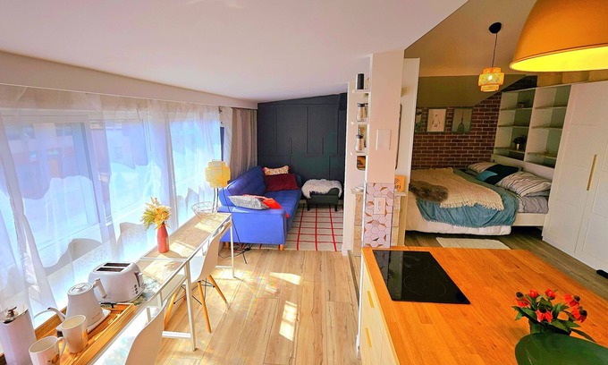 Walkerville Apartment | Bright Bachelor Apt on Buzzing Erie St ideal for Temp Workers and Grad Students