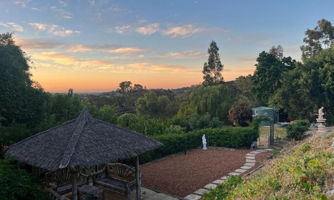 Kelmscott Ski Chalet | Bright & Beautiful Home On The Hills!