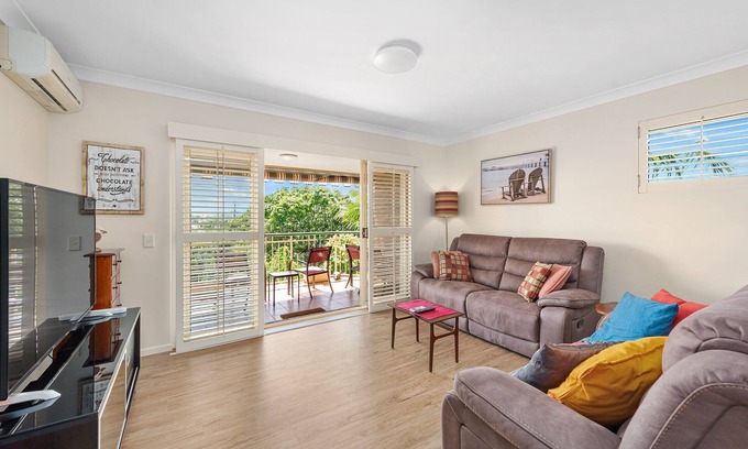 Wooloowin House | Bright & Breezy ~ 2 Bed/2 Bath/1 Car/Views!
