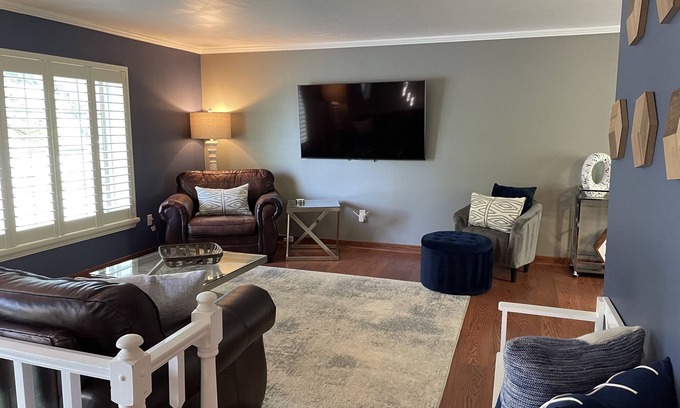 Cranberry Township House | Bright & Charming 3BR House just outside of Pittsburgh!