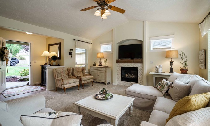Gresham House | Bright Charming Home Central to Mt. Hood, the Gorge, Hood River and Vineyards