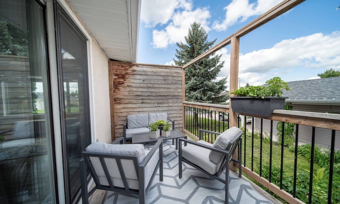 Steinbach House | Bright & Convenient b/w 2 Parks; Perfect for Sports weekend or Family getaway