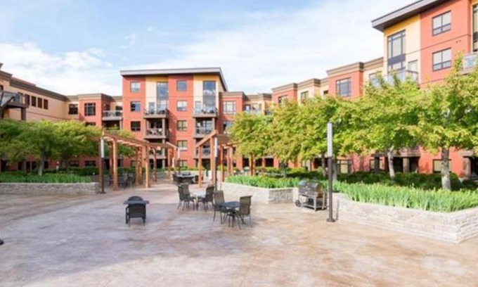 South Pandosy Apartment | Bright Corner Unit with Lake and Pool Views #543
