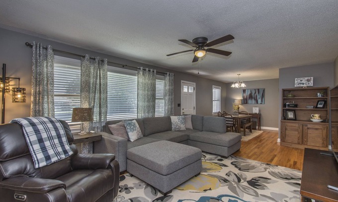 West Columbia House | Bright, Cozy House w/Large Fenced Backyard!