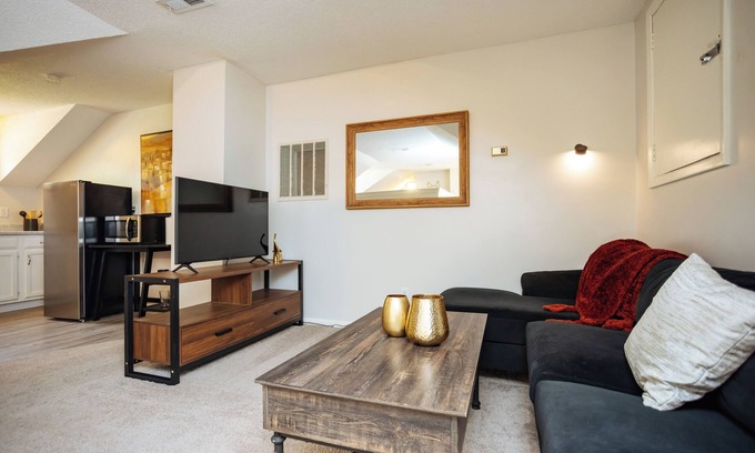 Lee's Summit House | Bright & Cozy Suite-5 Min to Downtown Lee’s Summit
