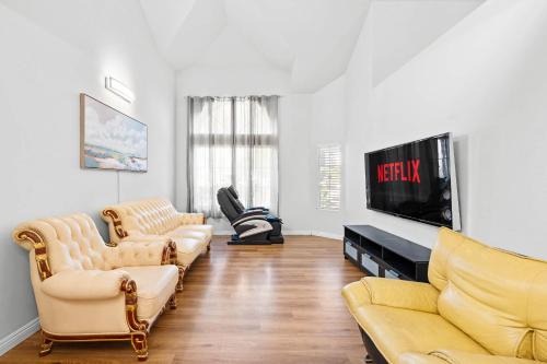 Valinda House | Bright Family Getaway w Garage&Prime SoCal Location