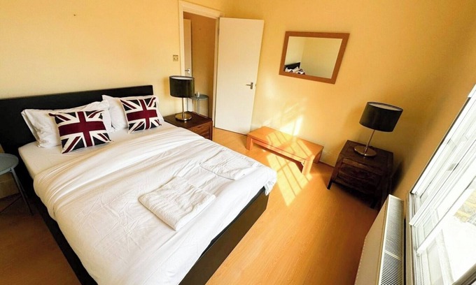 Stockwell Apartment | Bright Flat in Stockwell Modern Comfort with Quick Tube Access to Central.
