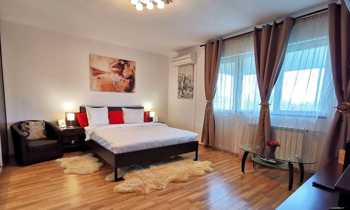 Sector 3 Apartment | BRIGHT FLAT WITH BALCONY NEAR PARK / METRO / AMENITIES FREE NETFLIX & WiFi