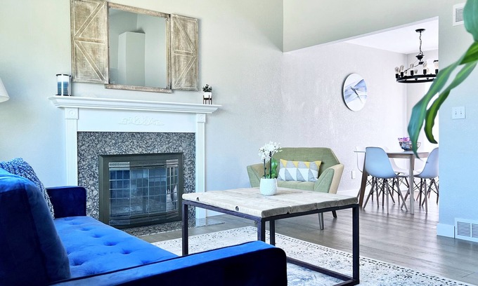 Broomfield House | Bright Home w/Huge backyard -20 min Denver/Boulder & 1 hour from ski resorts