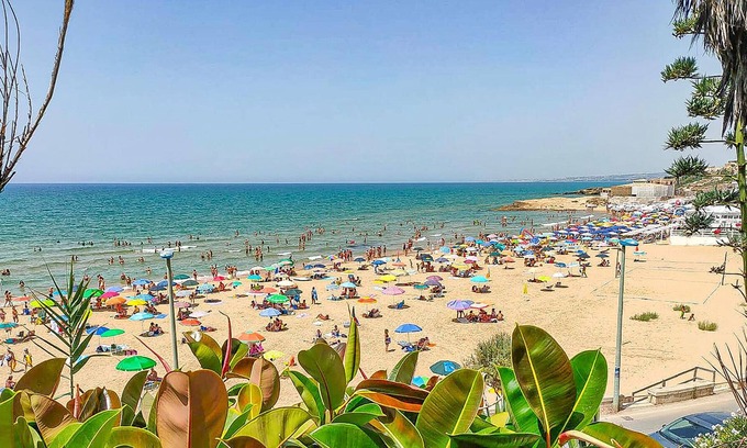 Cava dʼAliga House | Bright house as a vacation home near the sea.