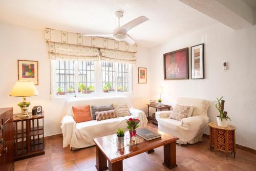 Zaidin House | Bright house with patio by Conference Centre