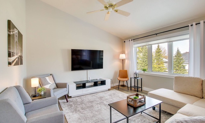 Little Chute Condo | Bright Little Chute Condo w/Deck & Yard!