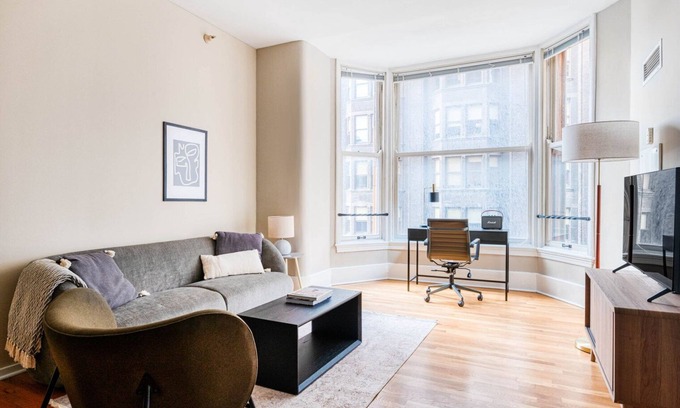 The Loop Apartment | Bright Loop 1BR w/Gym & Doorman, nr L & Grant Park, by Blueground