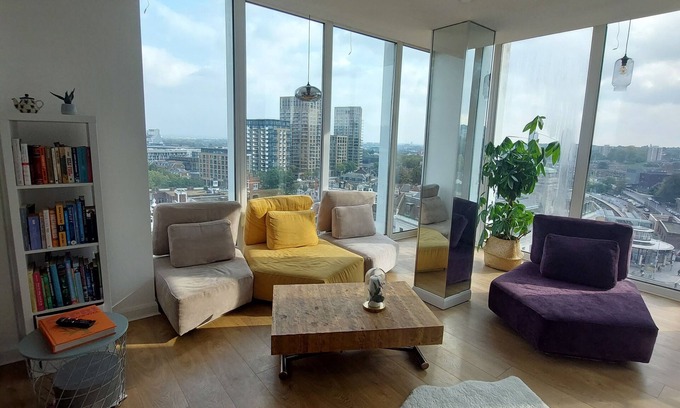 Woolwich Riverside Apartment | Bright & Luxurious Flat with Skyline View