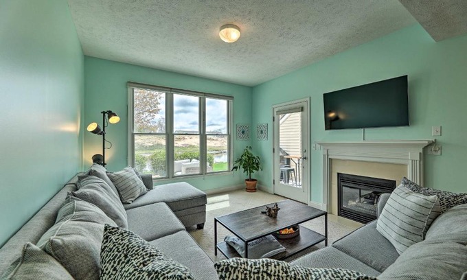 Manistee Apartment | Bright Manistee Condo with Beach and Pool Access!
