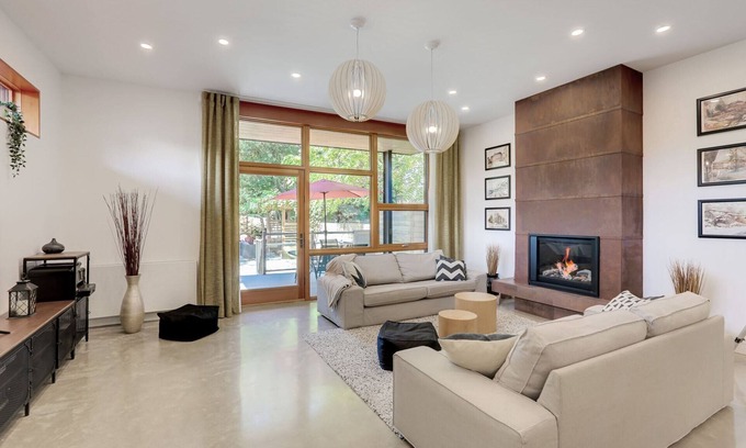 Humber Bay House | Bright Modern Architectural Home - Peaceful Area close to downtown