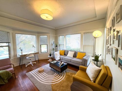 Temescal Apartment | Bright, Modern & Artsy Space
