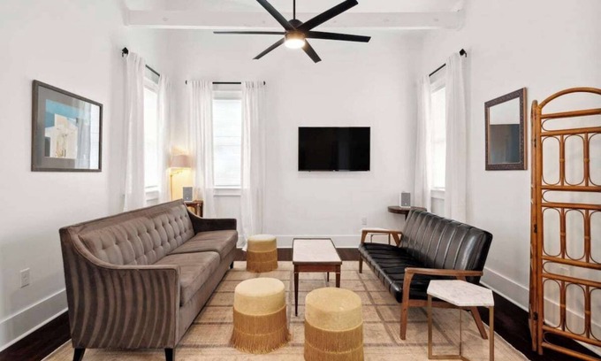 Milan House | Bright Modern House with Backyard 2br|2ba
