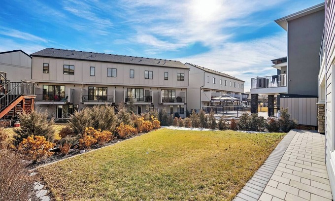 Signal Hill House | Bright Nature Escape 2BR Walkout Suite w/Patio