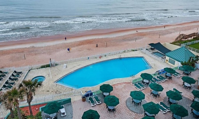 Ormond Beach Hotel | Bright Oceanview Unit Close to Dining, Golf & Daytona Adventures