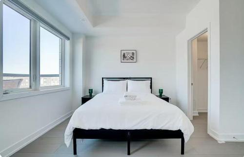 Downsview House | Bright Queen Room with Shared Bathroom near Downsview Park Subway York University and Yorkdale Mall