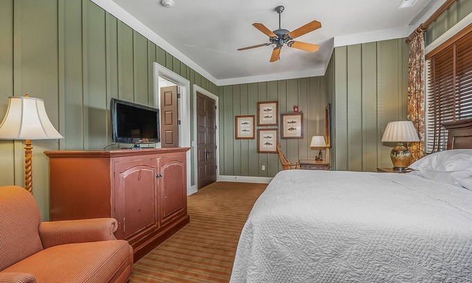 Mill Spring Cabin | Bright's Creek Lodge - Queen Room- Near Tryon and TIEC, Hendersonville