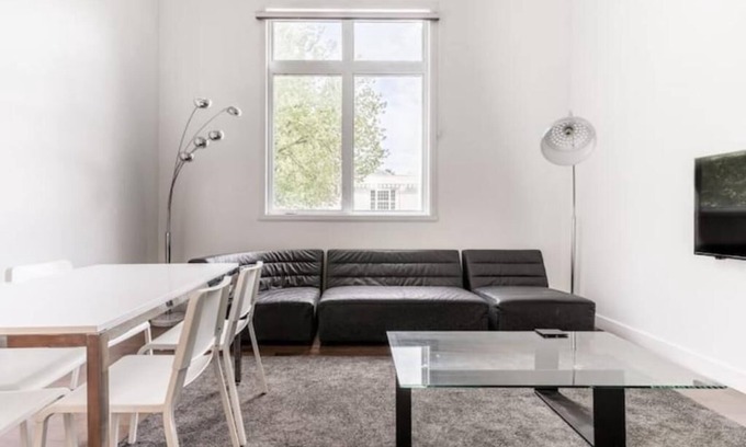 Downtown Montreal Apartment | Bright Spacious Apt Downtown MTL