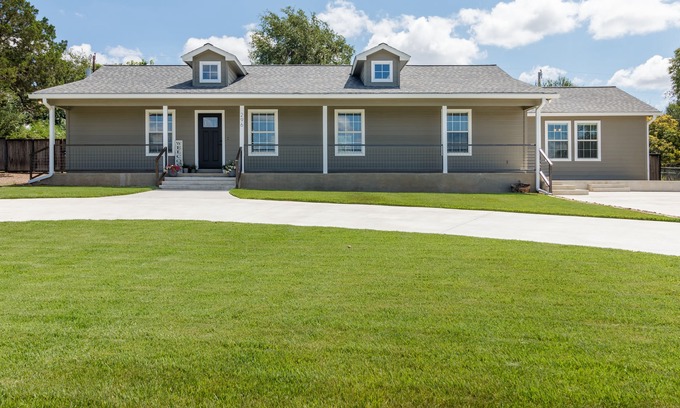 Bandera House | Bright Star - Executive Ranch Style Home in Bandera 3BR+Office