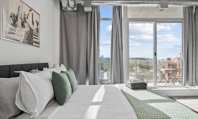 Connaught Apartment | Bright Studio | Mins to Saddledome | Skyline Views