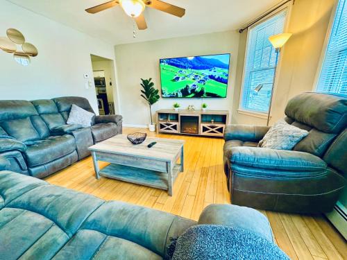 Haledon House | Bright, Stylish & Cozy 2Bed Unit w/Backyard & Grill Close to NYC!