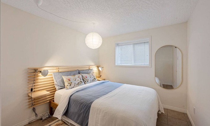 Hillside - Quadra - Downtown Blanshard Apartment | Bright suite in Vibrant Fernwood