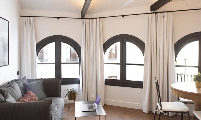 Alfalfa Apartment | Bright top floor flat for 3 people with outdoor sitting area