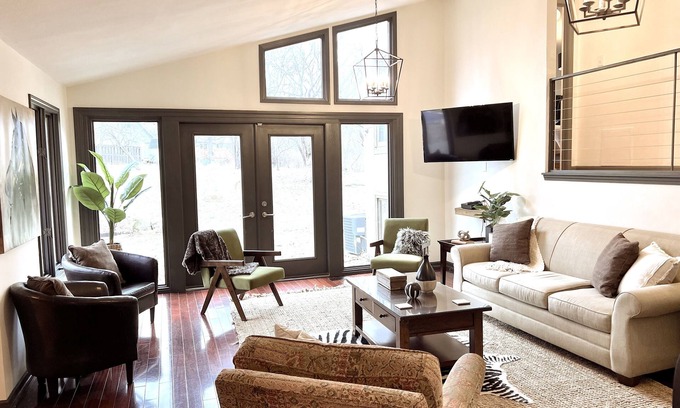 Pauline House | Bring One Bring All! ~ Amazing Lake Views ~ Family Fun ~ Foosball, Arcades