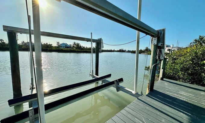 Del Sega Condo | Bring Your Boat! Enjoy waterfront living in this Sanibel-Captiva vacation.