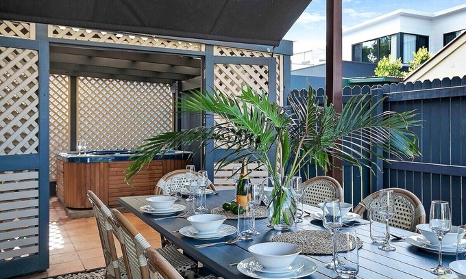 Tarragindi House | Brisbane Oasis+Spa tennis court