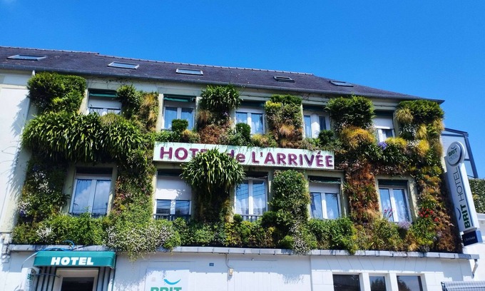 Guingamp Hotel | Brit Hotel L'Arrivée Guingamp