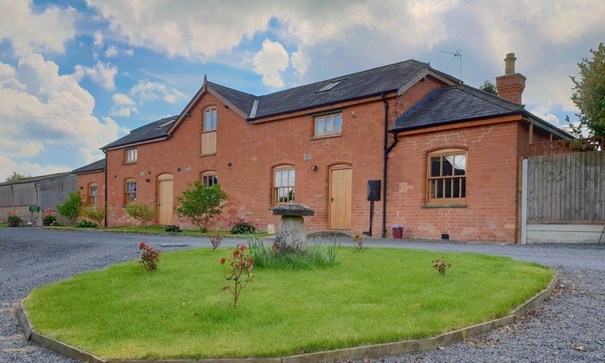 Peopleton House | Broad Iron Cottage - Peace and tranquillity in a beautifully converted barn