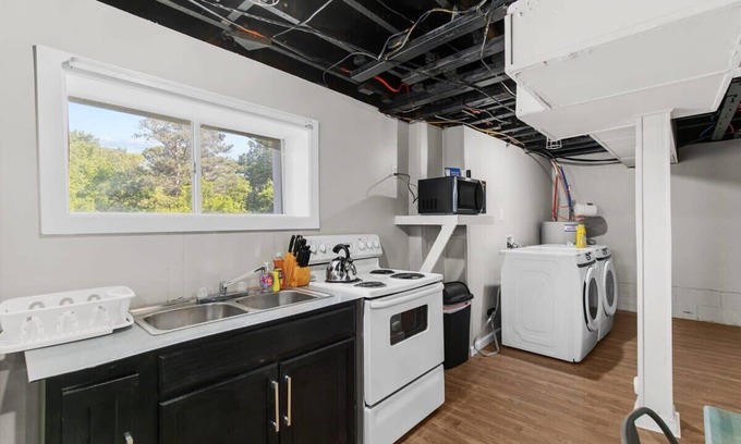 New Castle Apartment | Broadmoor Bungalow - Unit B