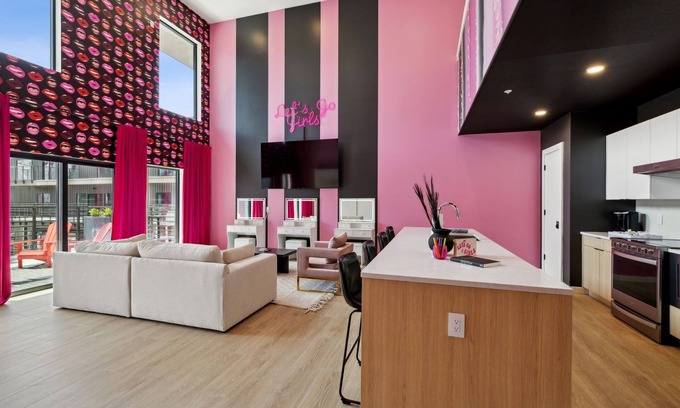 Downtown Nashville Condo | Broadway Girls in Downtown Nashville - Walk to Broadway with Pool, Gym, Great for Groups