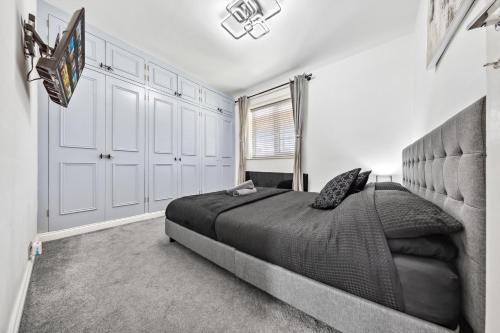Downham Apartment | Bromley Serviced Apartments - Beckenham Place Park - London - 2 Bed House - Free Parking - 2 Beds 1 Sofabed