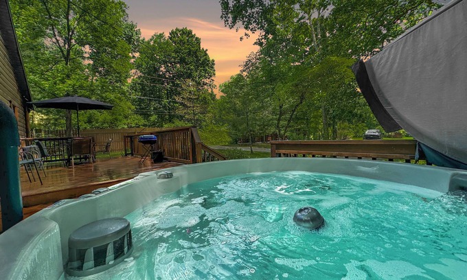 Gnaw Bone Cabin | Brookside Cabin w/HotTub & Fire Pit on 2 Acres