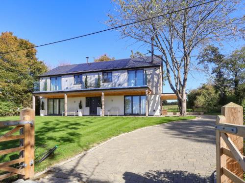 Broad Hinton House | Brookside