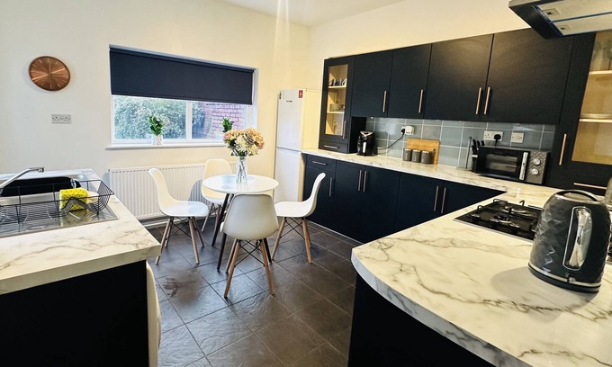 Coventry House | Broomfield Place Coventry 4 Double Bedroom Property
