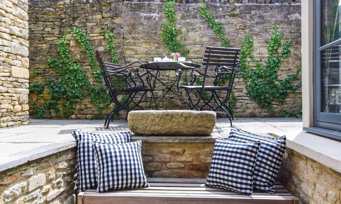 Charlbury Cottage | Browns Cottage - sleeps 5 guests in 3 bedrooms