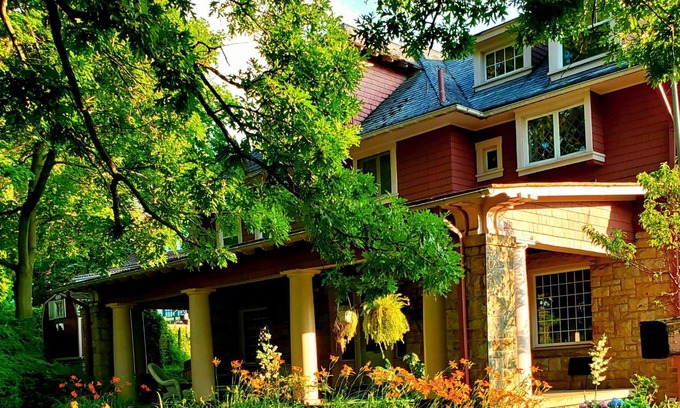 Brentwood Bed & Breakfast | Brownsville Road House Bed & Breakfast
