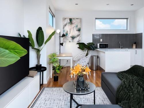 Brunswick Apartment | Brunswick Living Spacious 2B2B with Parking