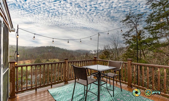 Basye House | Bryce Ascent - ski slope & golf course mtn views!