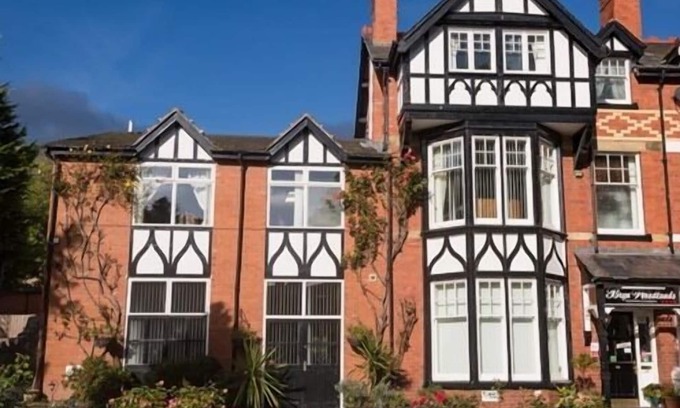 Colwyn Bay Bed & Breakfast | Bryn Woodlands House