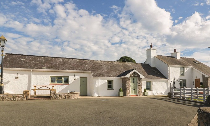 Llanrug Cottage | BUARTHAU COTTAGE, pet friendly, character holiday cottage in Llanrug